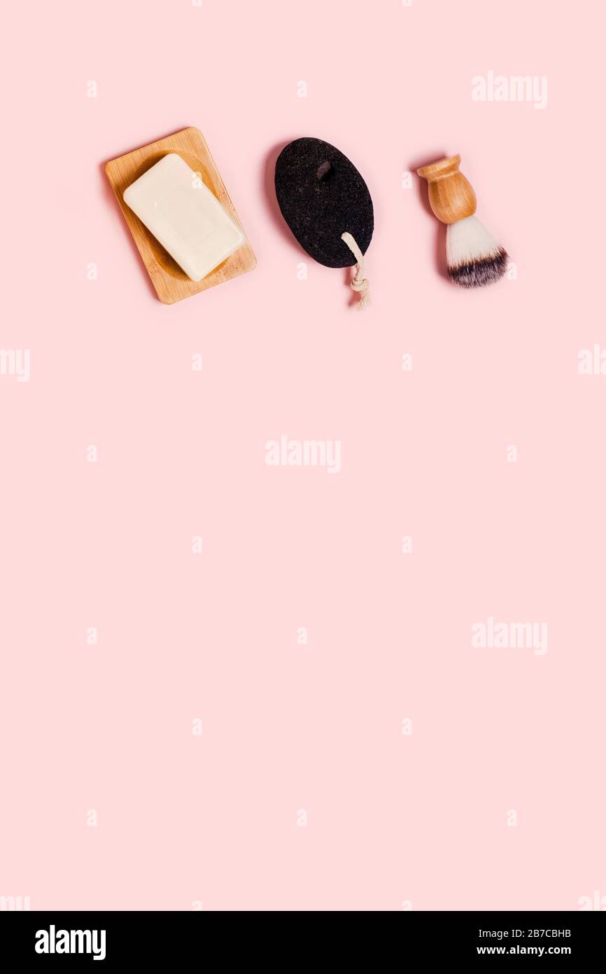 Accessoires écologiques pour bains de femme : éponges naturelles, peigne en bois, brosse à raser et tube artisanal. Banque D'Images
