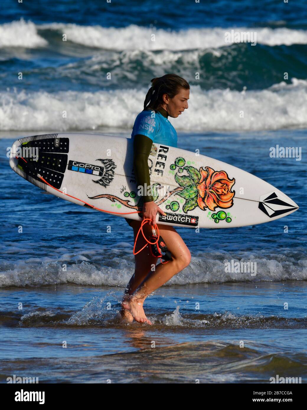 Coco Ho quitte le surf à Manly Beach en Australie Banque D'Images