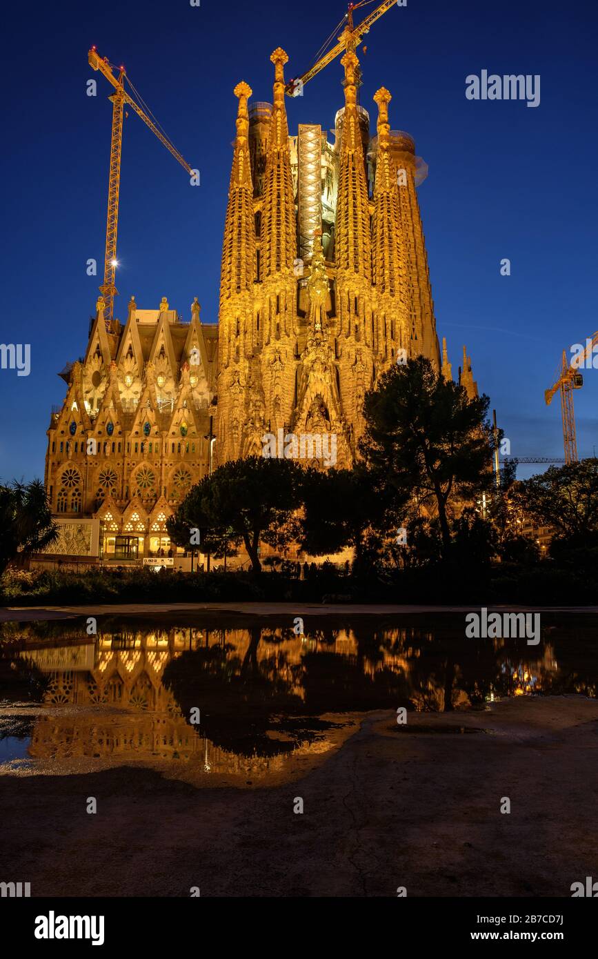 Façade de la Nativité de la Sagrada Família et de l'Eixample à Barcelone pendant le crépuscule. (Catalogne, Espagne) Banque D'Images