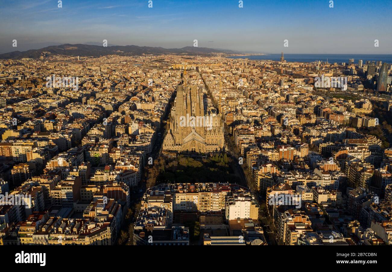Vue aérienne de la Sagrada Família et de la grille octogonale de l'Eixample. (Barcelone, Catalogne, Espagne) Banque D'Images