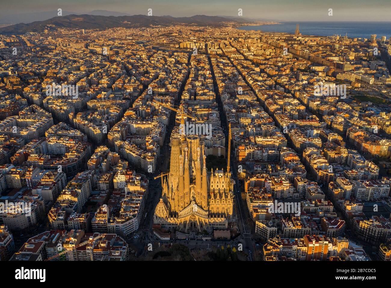 Vue aérienne de la Sagrada Família et de la grille octogonale de l'Eixample. (Barcelone, Catalogne, Espagne) Banque D'Images