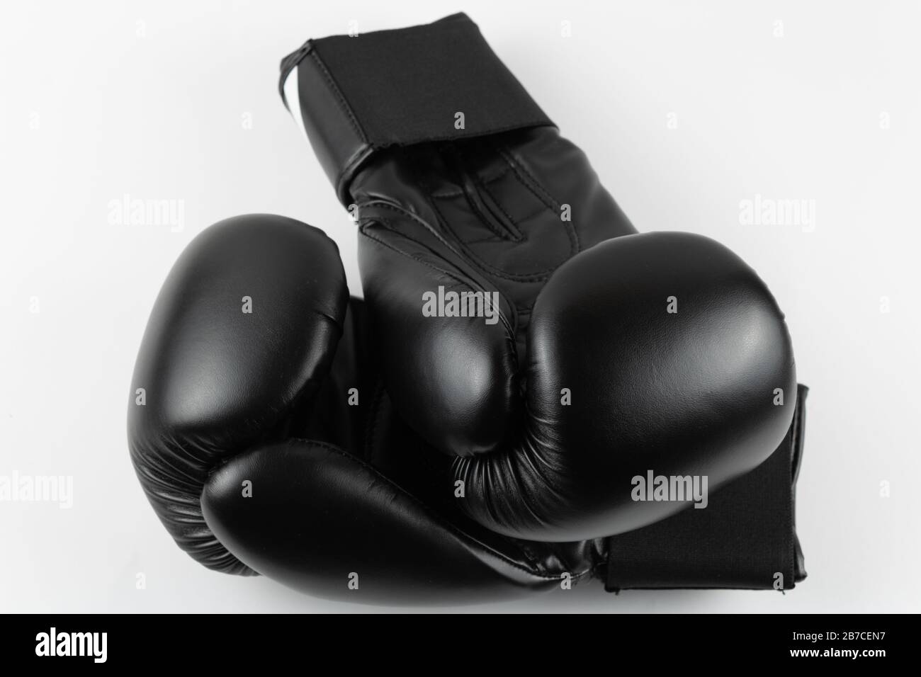 Gros plan de gants de boxe noirs sur fond blanc. Image du produit Banque D'Images