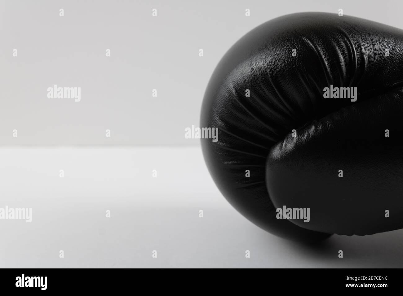 gant de boxe sur fond blanc espace d'écriture Banque D'Images