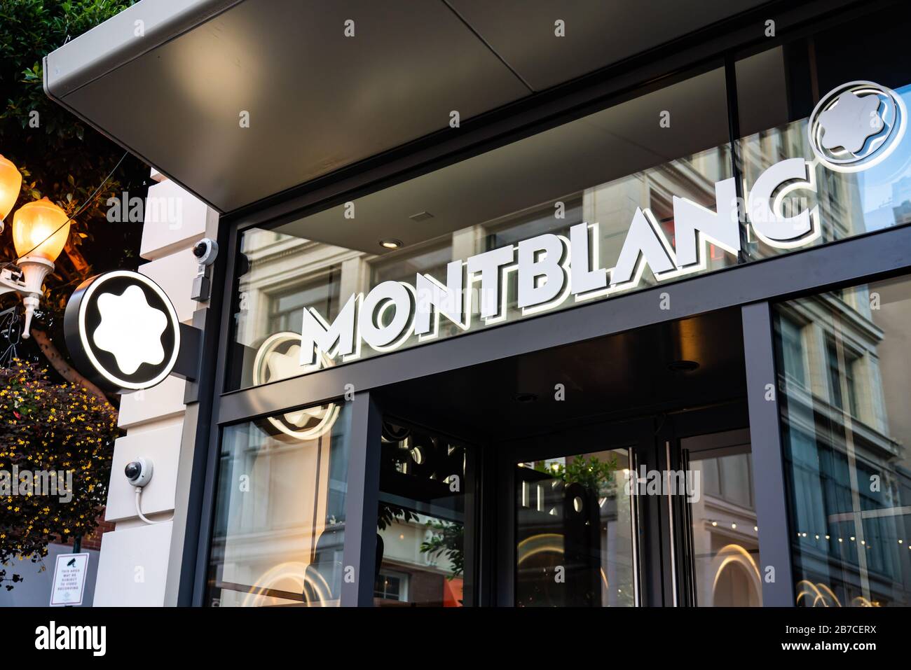 Fabricant allemand d'instruments d'écriture de luxe, montres, bijoux, vêtements pour les yeux et articles en cuir, magasin Montblanc. Banque D'Images