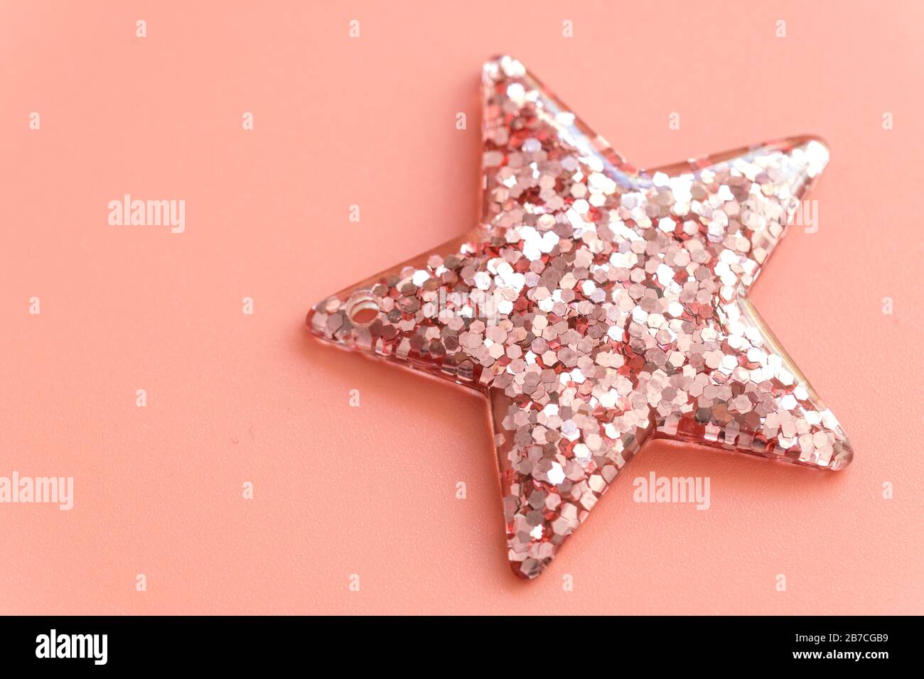 Étoile de Noël rose isolée sur fond rose Banque D'Images