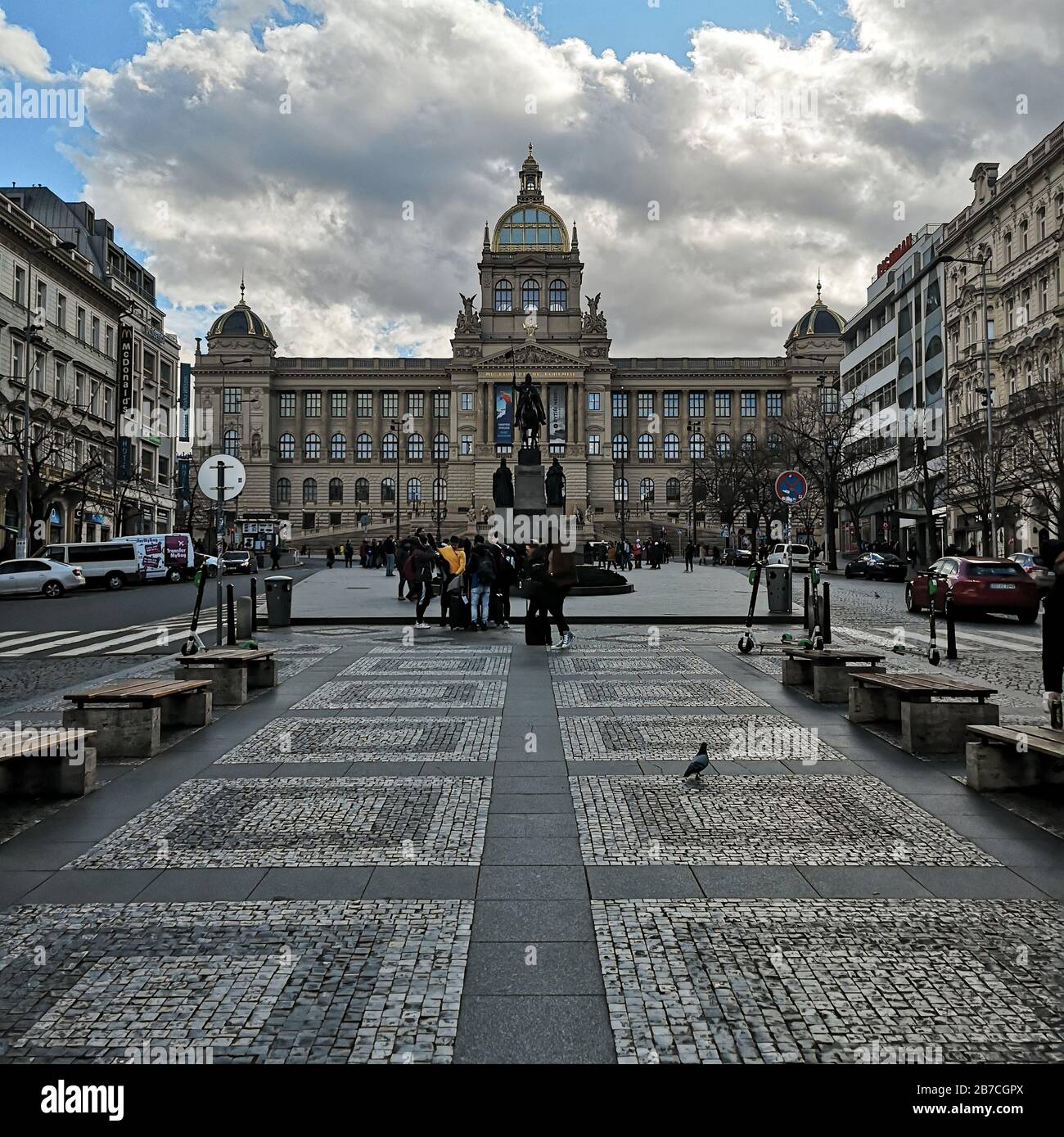 Les touristes apprécieront la journée ensoleillée sur la place san venceslas à prague, site touristique tchèque Banque D'Images
