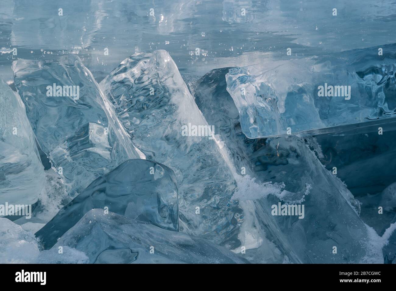 Floes de glace bleu transparent entassées dans des hummocks de glace contre un ciel bleu par temps ensoleillé. Paysage hivernal inhabituel du lac gelé Baikal. Froid naturel b Banque D'Images Floes de glace bleu transparent entassées dans des hummocks de glace contre un ciel bleu par temps ensoleillé. Paysage hivernal inhabituel du lac gelé Baikal. Froid naturel b Banque D'Images