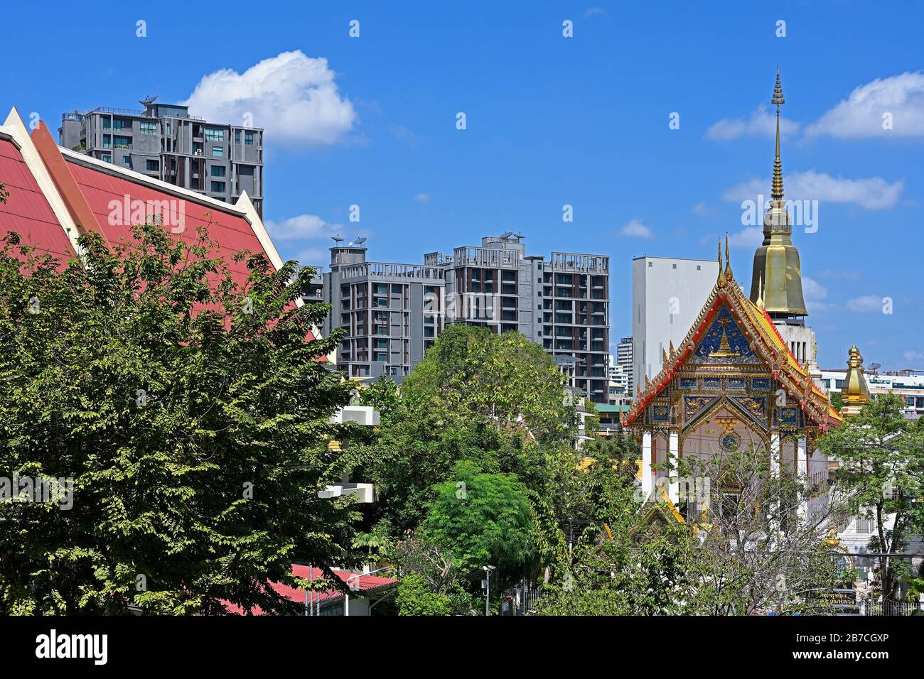 bangkok, thaïlande - 2020.02.14: vue de la gare de skytrain bts ekkamai sukhumvit 63 sur wat tong temple bouddhiste et appartement somerset ekamai Banque D'Images