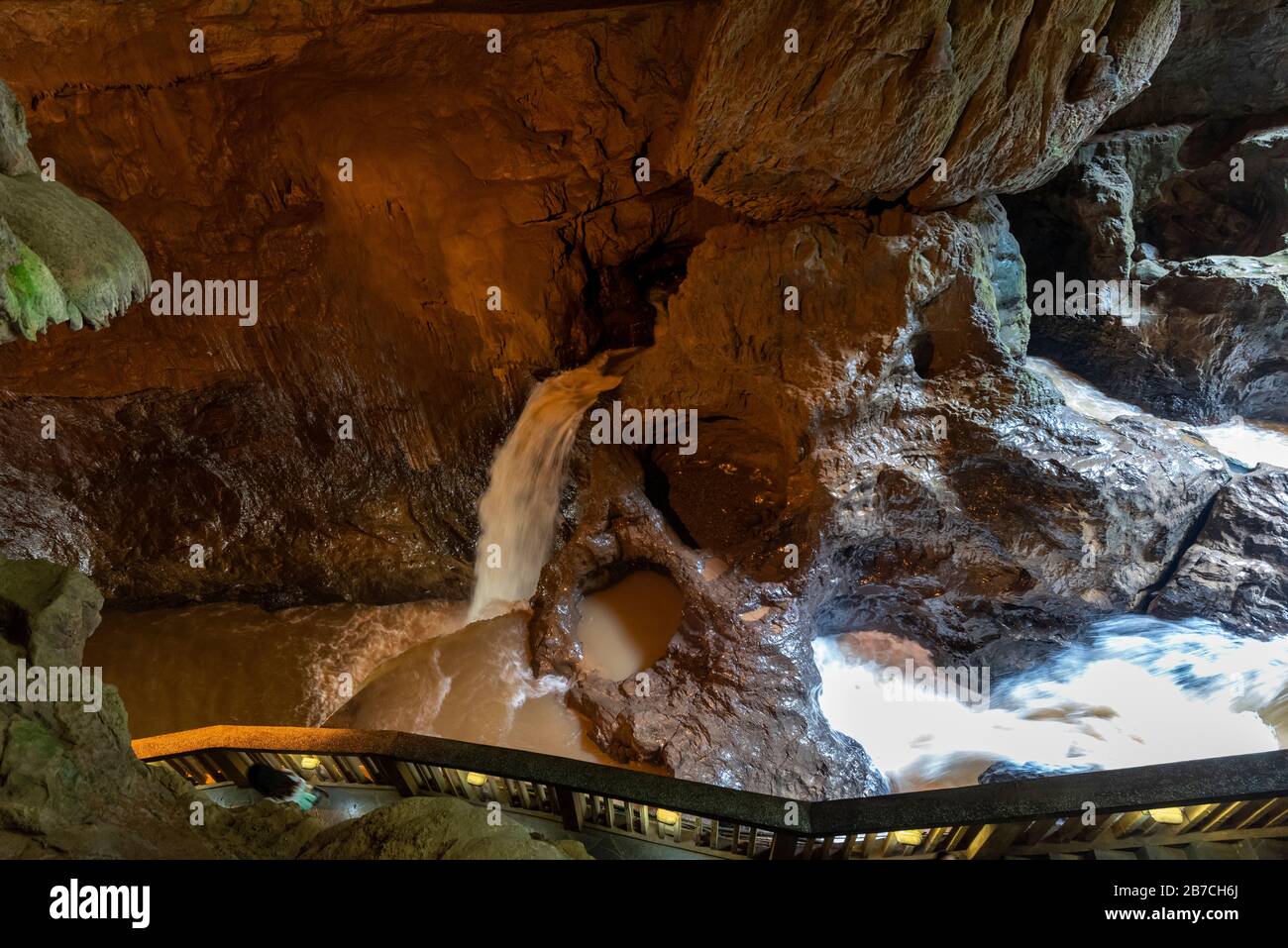 Les chutes d'eau volantes pour femmes et hommes, Cíxióng Fēi pù, dans la grotte de Dragon (Wòlóng Dòng) située dans la gorge et la grotte de Jiuxiang, ont été utilisées dans le film de Jackie Chan Myth. Banque D'Images