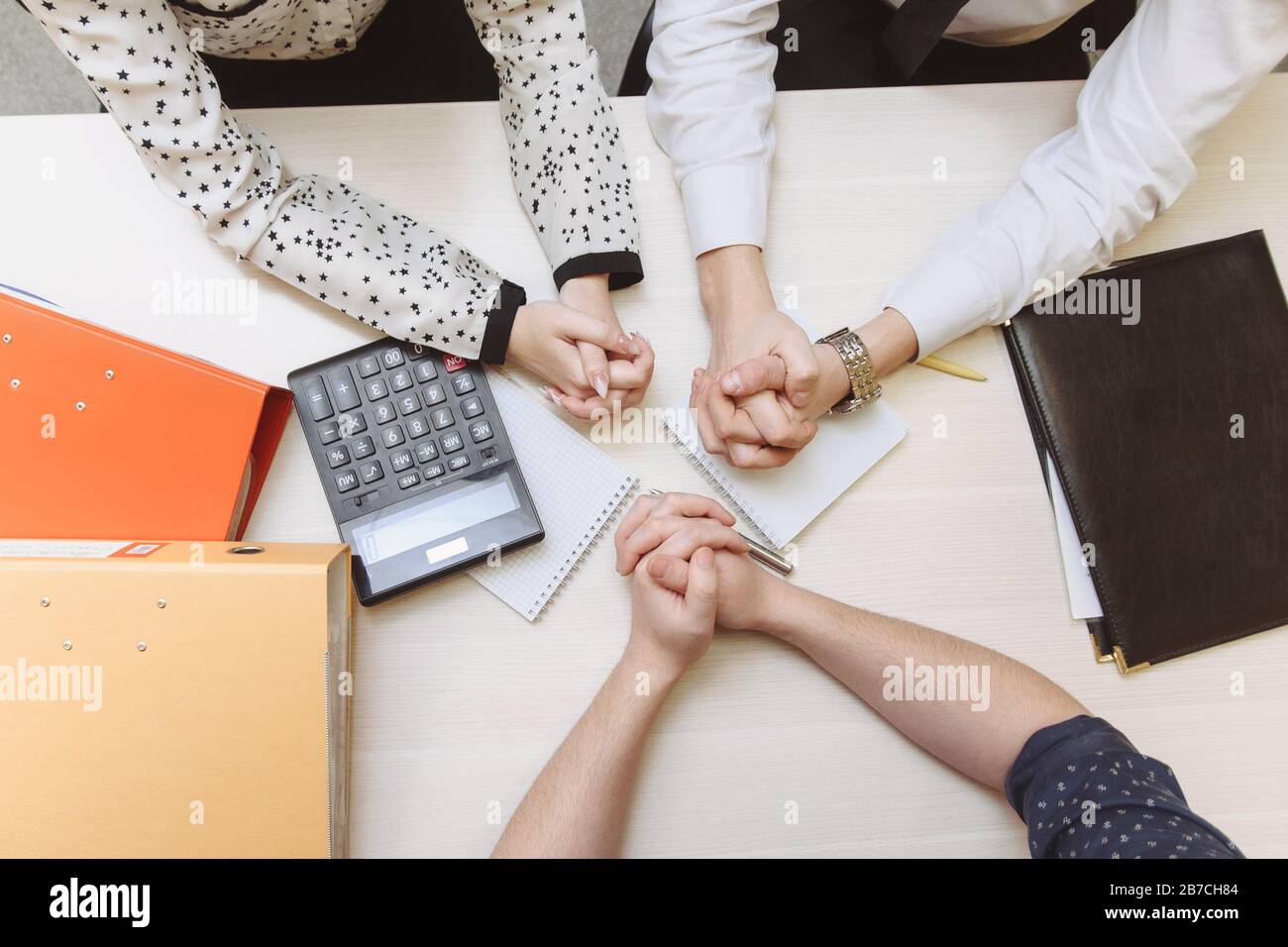 L'homme sérieux a une réunion d'affaires lecture d'un résumé au sujet de la décision d'embauche pendant une entrevue d'emploi en compagnie, attrayant et vêtu professionnellement, concept de recrutement d'emploi. Vue de dessus. Banque D'Images