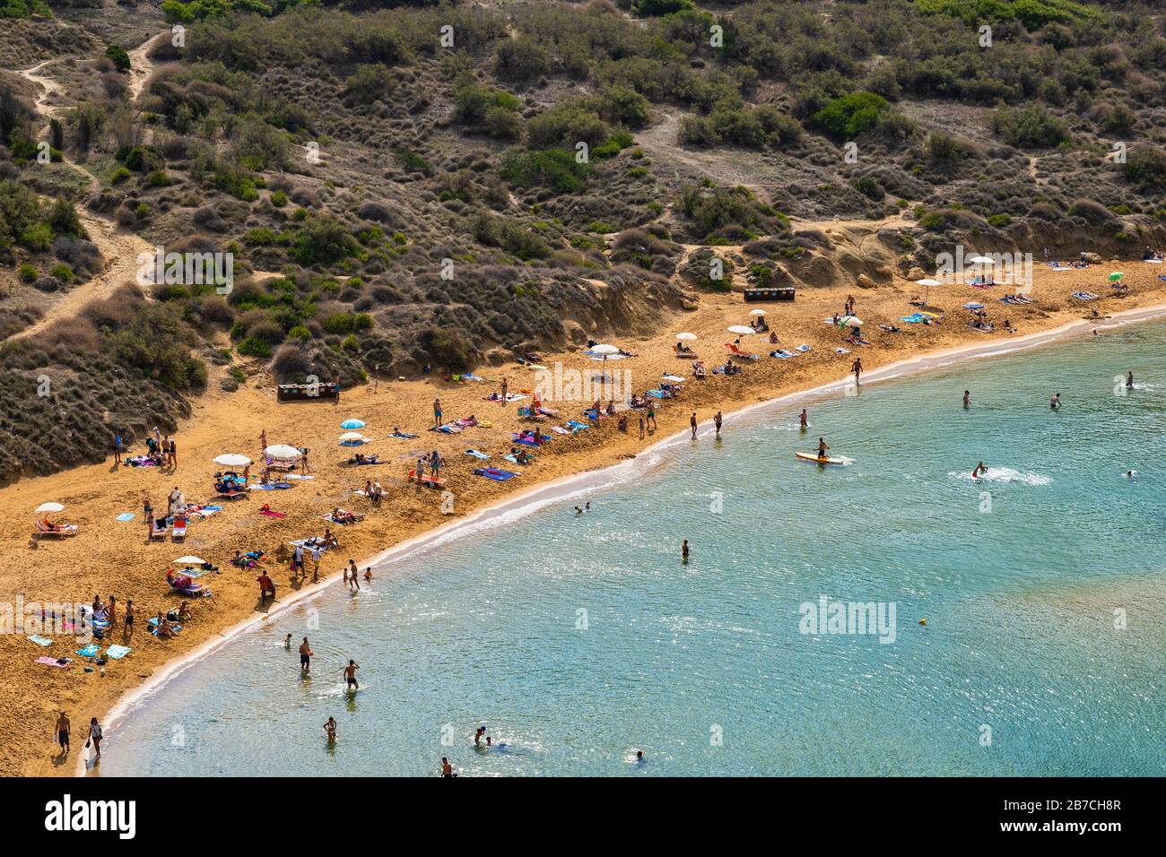 Vous pourrez vous détendre sur une plage de la baie de Ghajn Tuffieha à Malte, vue d'en haut Banque D'Images