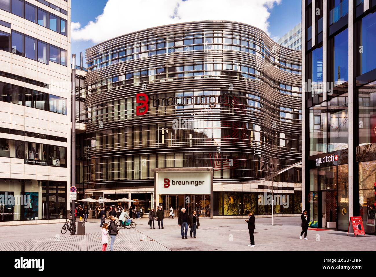Zone piétonne Shadowplatz avec ses grands magasins de luxe à Ko-Bogen, dans le centre-ville de Düsseldorf, à côté du boulevard Konigsallee Banque D'Images