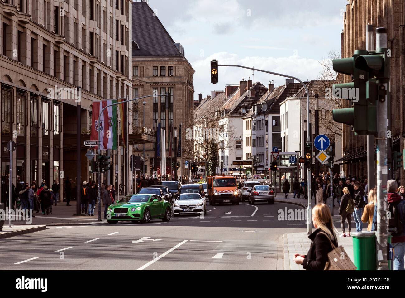 Carrefour Konigsallee et Rheodor-Korner-Strasse dans le centre-ville de Düsseldorf. Banque D'Images