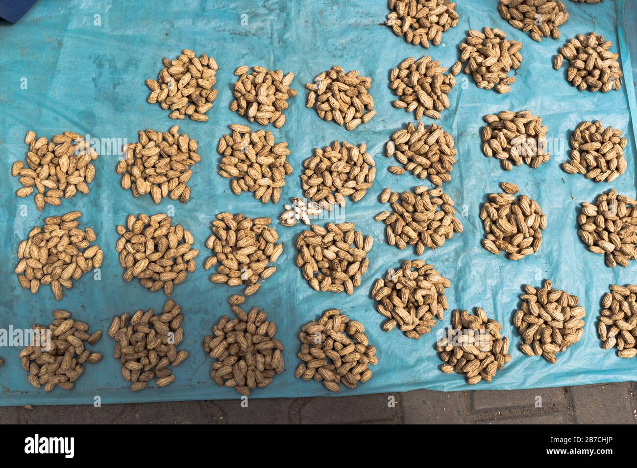 dh marché de légumes Peanuts MADANG PAPOUASIE NOUVELLE GUINÉE Arachis hypogaea noix de singe sur l'affichage Banque D'Images