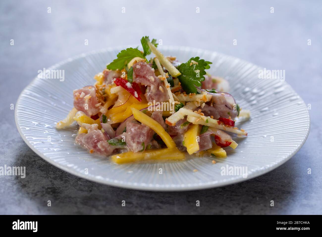 Ceviche de thon avec lait de coco, mangue, piment et jus de citron vert Banque D'Images