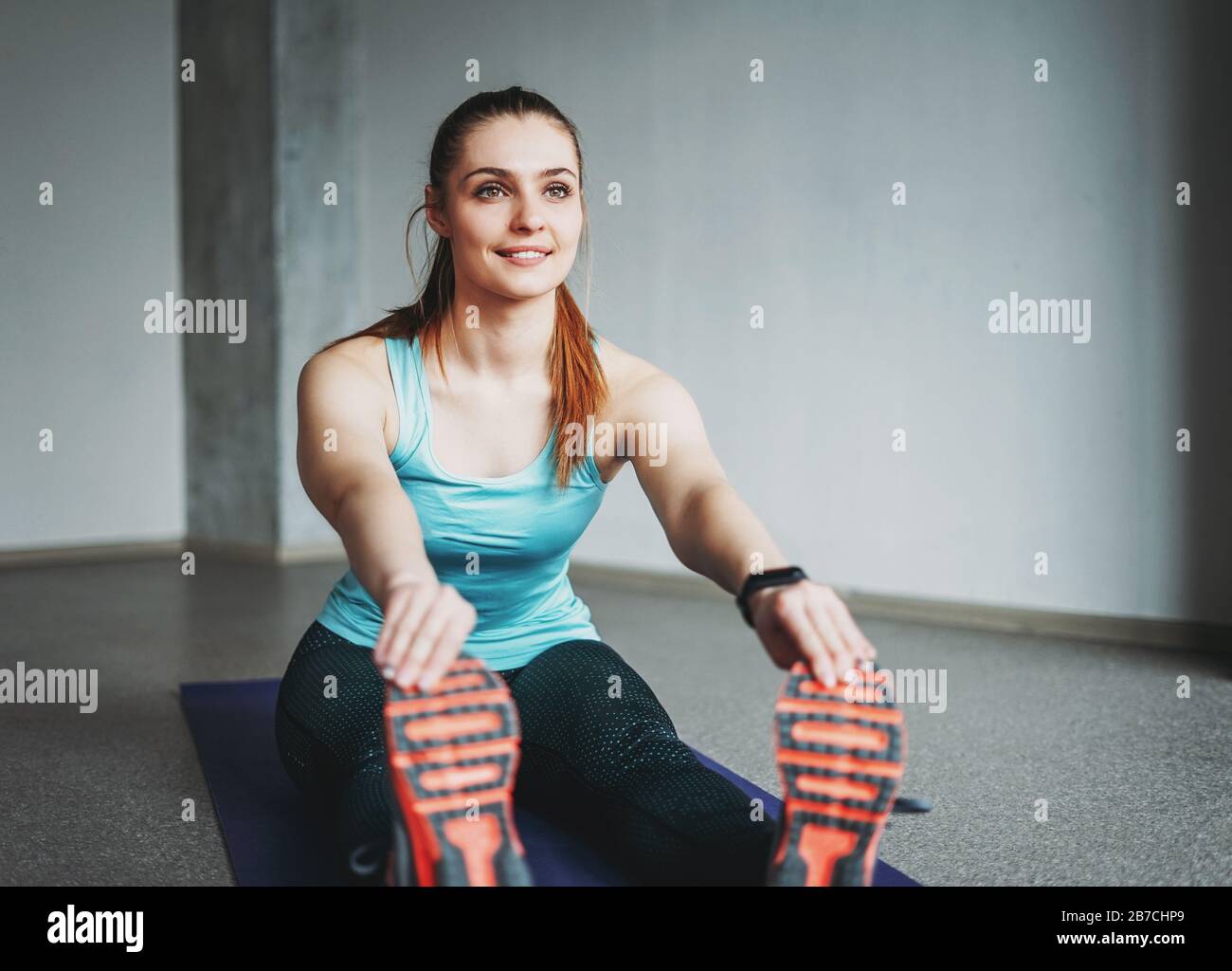 Belle tenue jeune femme sport porter modèle de fille de fitness s'étirant à  la classe d'entraînement de studio de loft Photo Stock - Alamy