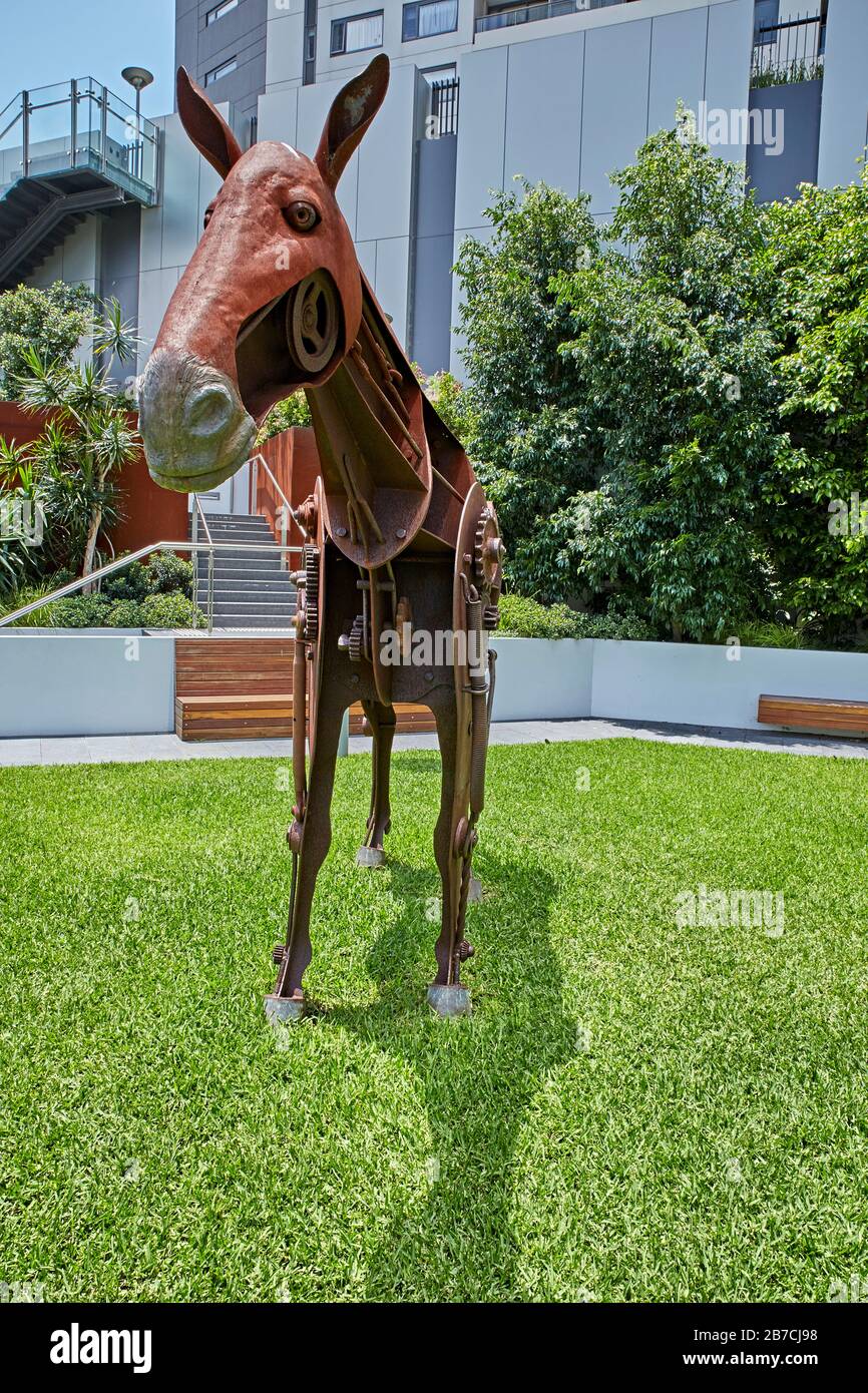 Sculpture mécanique en acier à cheval une œuvre d'art en acier et en pièces recyclées. Situé à Chatswood Sydney Australie. Banque D'Images