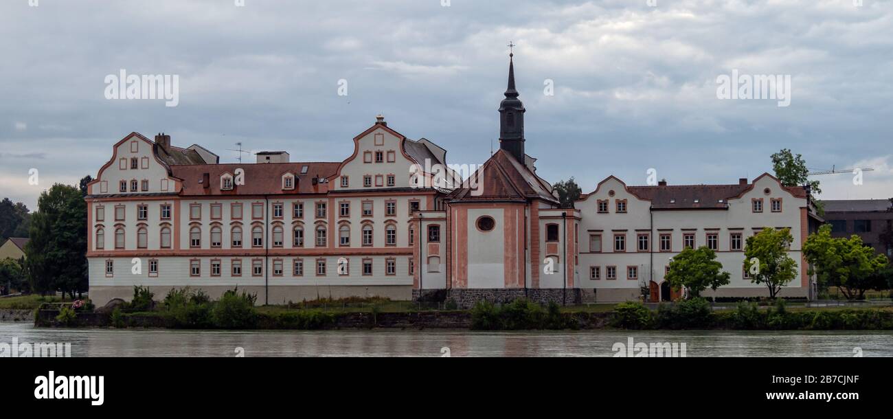 NEUHAUS AM INN, ALLEMAGNE - JULY12, 2019: Vue panoramique du château de Neuhaus sur le River Inn. Banque D'Images