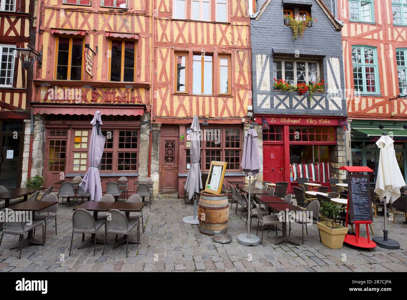 Rouen, France - 27 août 2014 : restaurants vides dans la vieille ville. Banque D'Images
