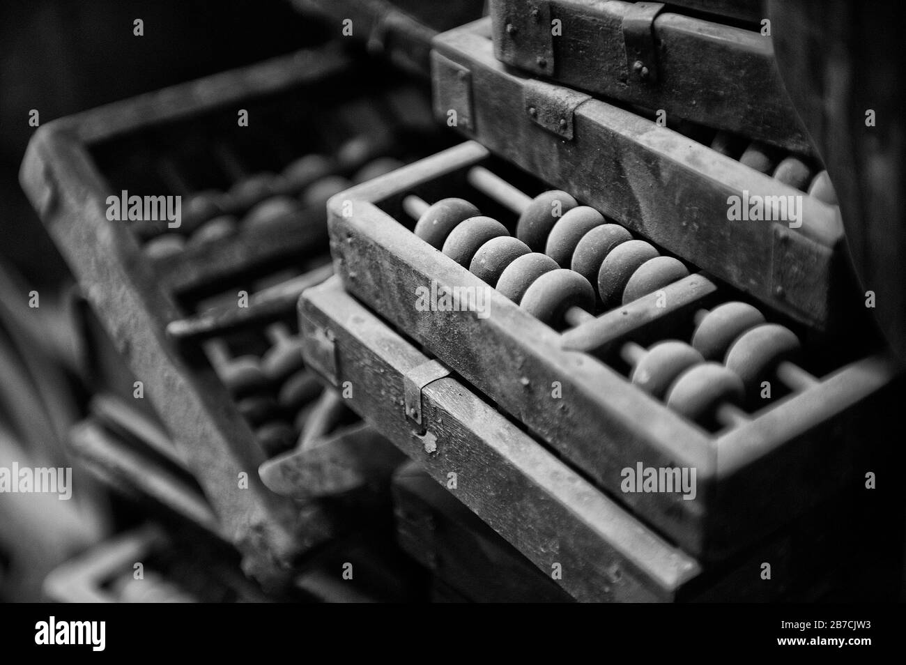 En bois antique Chinese abacus couvertes par la poussière. Profondeur de champ peu profondes. Banque D'Images