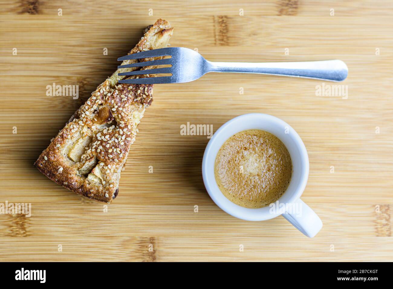 petit-déjeuner de tarte aux pommes et de café sur une table en bois Banque D'Images