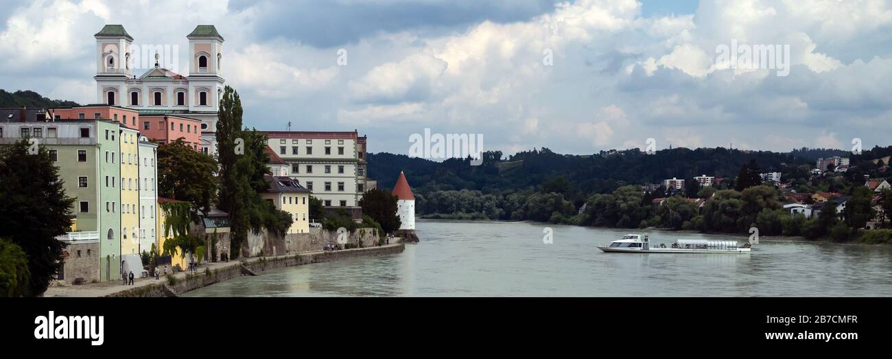 PASSAU, ALLEMAGNE - JULY12, 2019: Vue panoramique le long de la rivière Inn avec bateau touristique et la vieille ville Banque D'Images