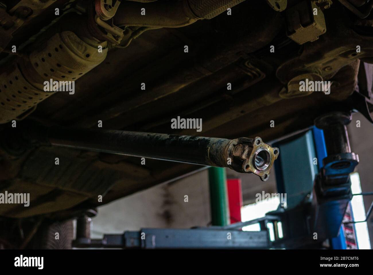 Vue de dessous de la voiture pour l'entretien programmé à la station de bus Lift 2020 Banque D'Images