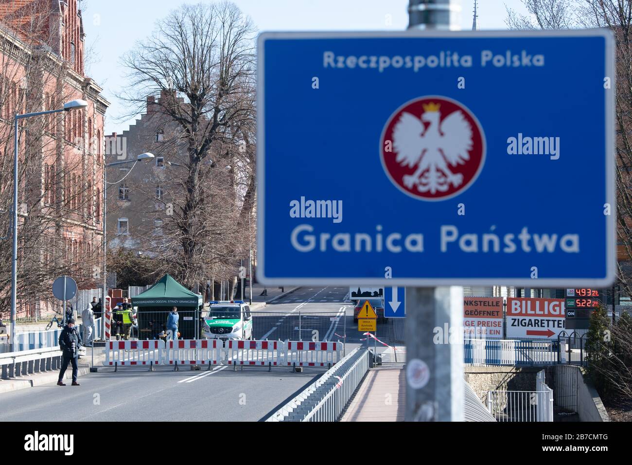 15 mars 2020, Saxe, Görlitz: Les passants se tiennent sur le pont de l'amitié à la frontière polonaise devant Zgorzelec à l'est de la rivière Neisse. La Pologne a fermé ses frontières avec l'Allemagne et d'autres pays voisins de l'UE aux étrangers pendant la nuit du dimanche au dimanche en raison de la crise du coronavirus. Photo: Sebastian Kahnert/dpa-Zentralbild/dpa Banque D'Images