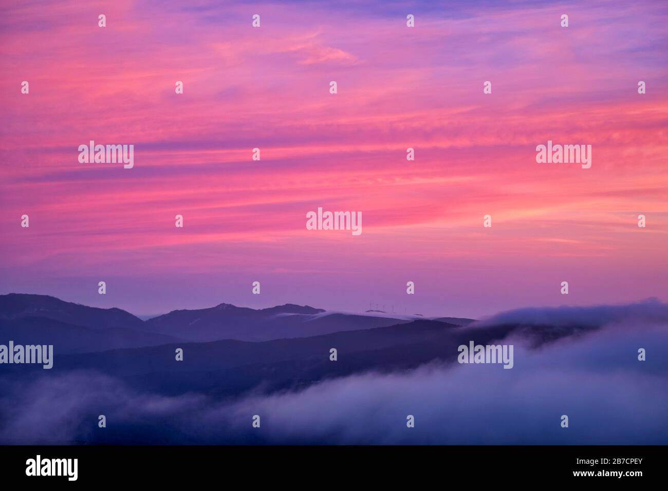 Magnifique photo crépuscule d'une chaîne de montagnes Banque D'Images