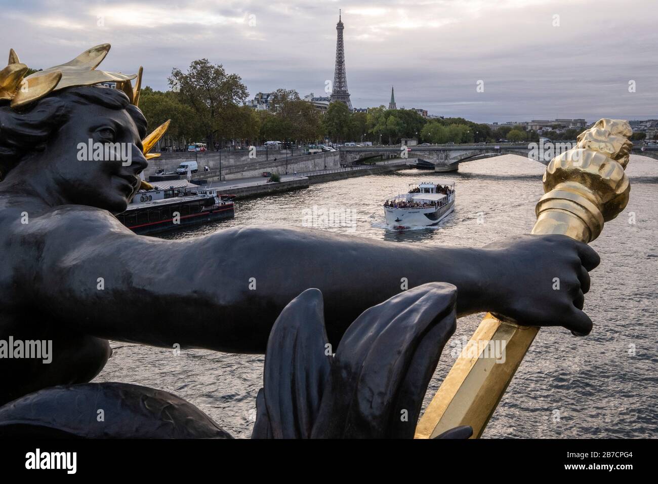 Tour en bateau sur la Seine à l'approche du Pont Alexandre III avec la Tour Eiffel en arrière-plan, Paris, France, Europe Banque D'Images