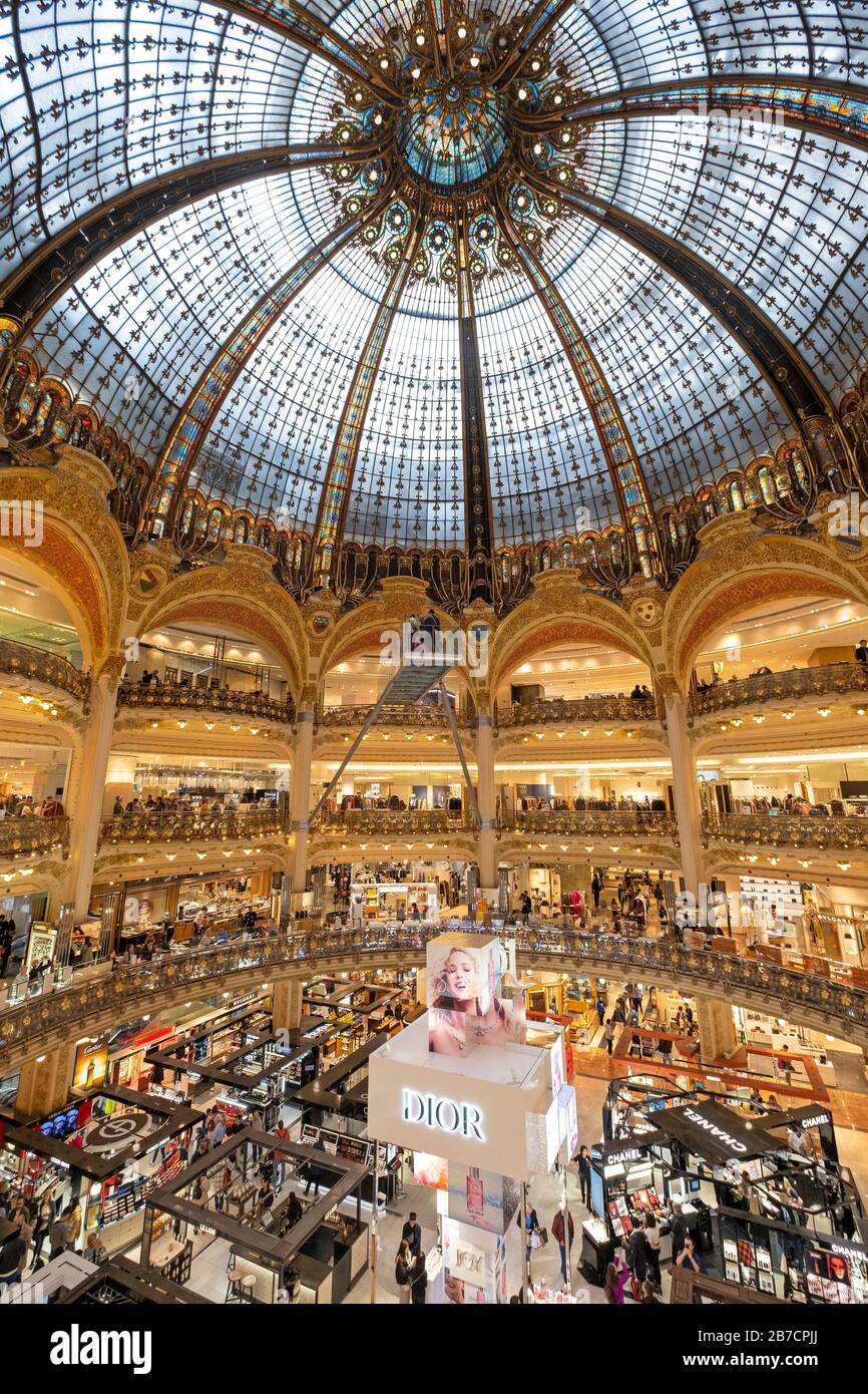 Glasswalk surplombant l'atrium du grand magasin Galeries Lafayette Paris Haussmann à Paris, France, Europe Banque D'Images