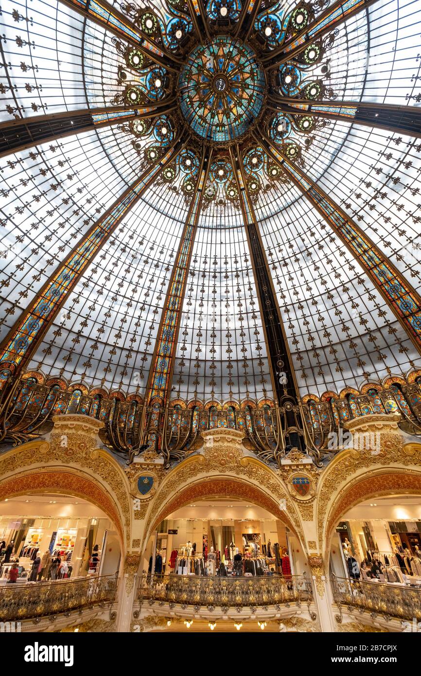Glasswalk surplombant l'atrium du grand magasin Galeries Lafayette Paris Haussmann à Paris, France, Europe Banque D'Images