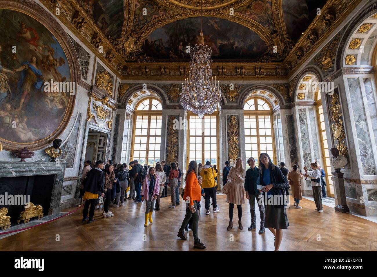 Touristes visitant le château de Versailles dans la périphérie de Paris, France, Europe Banque D'Images