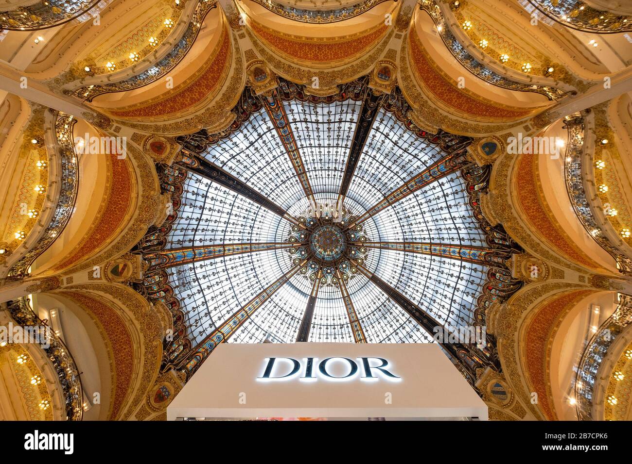Dior ad sous le dôme en vitrail des Galeries Lafayette Paris Haussmann grand magasin à Paris, France, Europe Banque D'Images