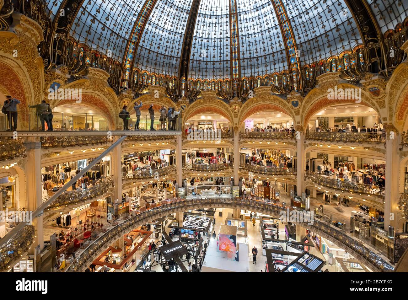 Glasswalk surplombant l'atrium du grand magasin Galeries Lafayette Paris Haussmann à Paris, France, Europe Banque D'Images