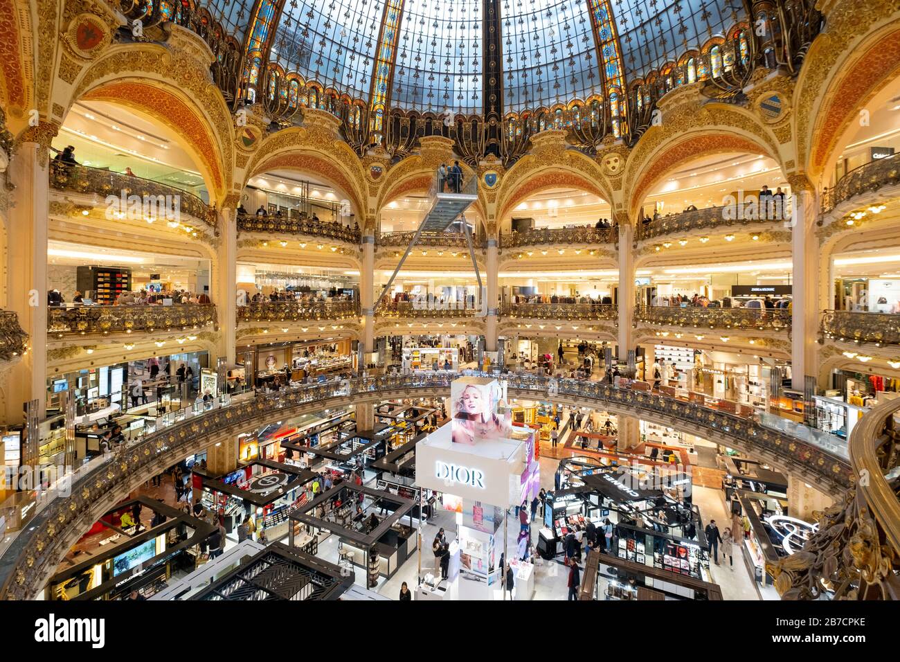 Glasswalk surplombant l'atrium du grand magasin Galeries Lafayette Paris Haussmann à Paris, France, Europe Banque D'Images