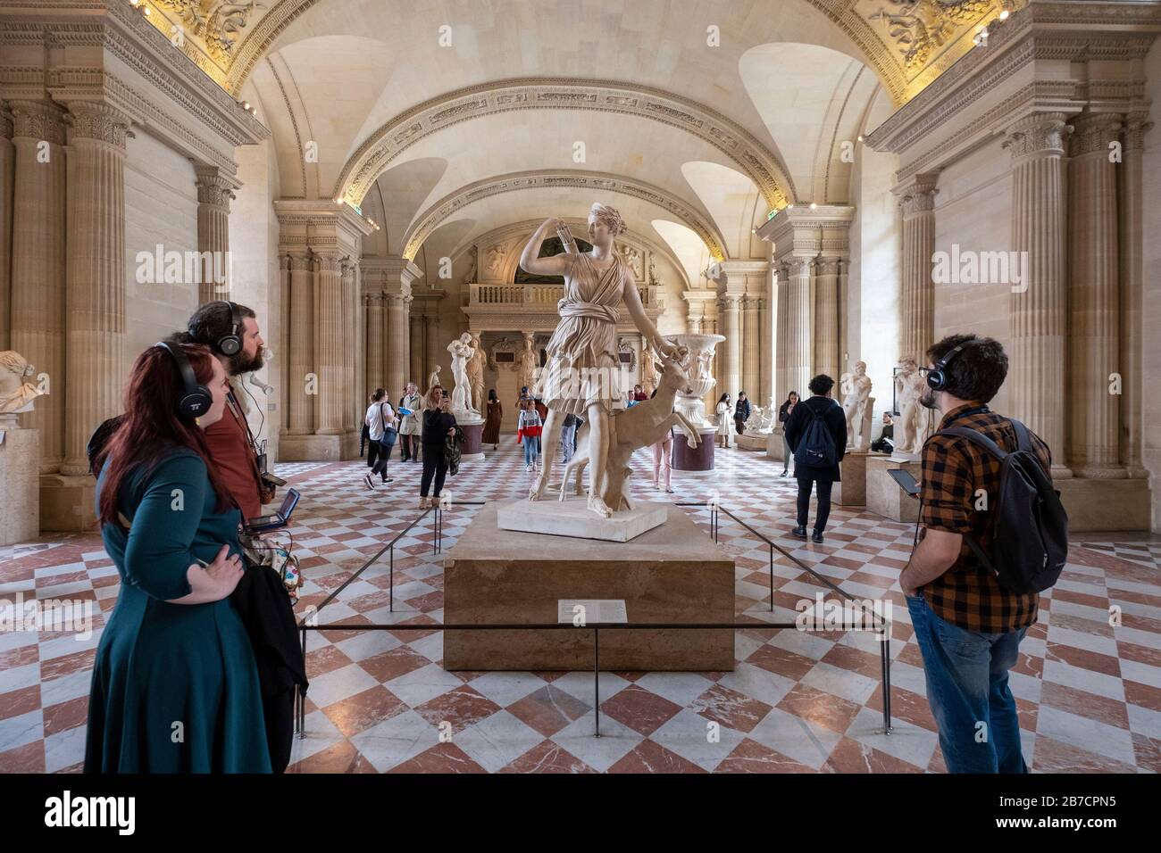 Statue d'Artémis avec un Doe au Musée du Louvre à Paris, France, Europe Banque D'Images
