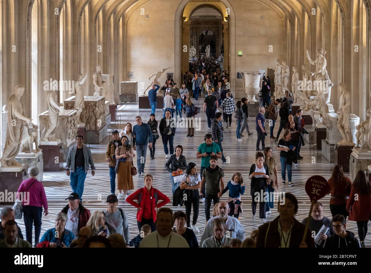 Touristes visitant le Musée du Louvre à Paris, France, Europe Banque D'Images