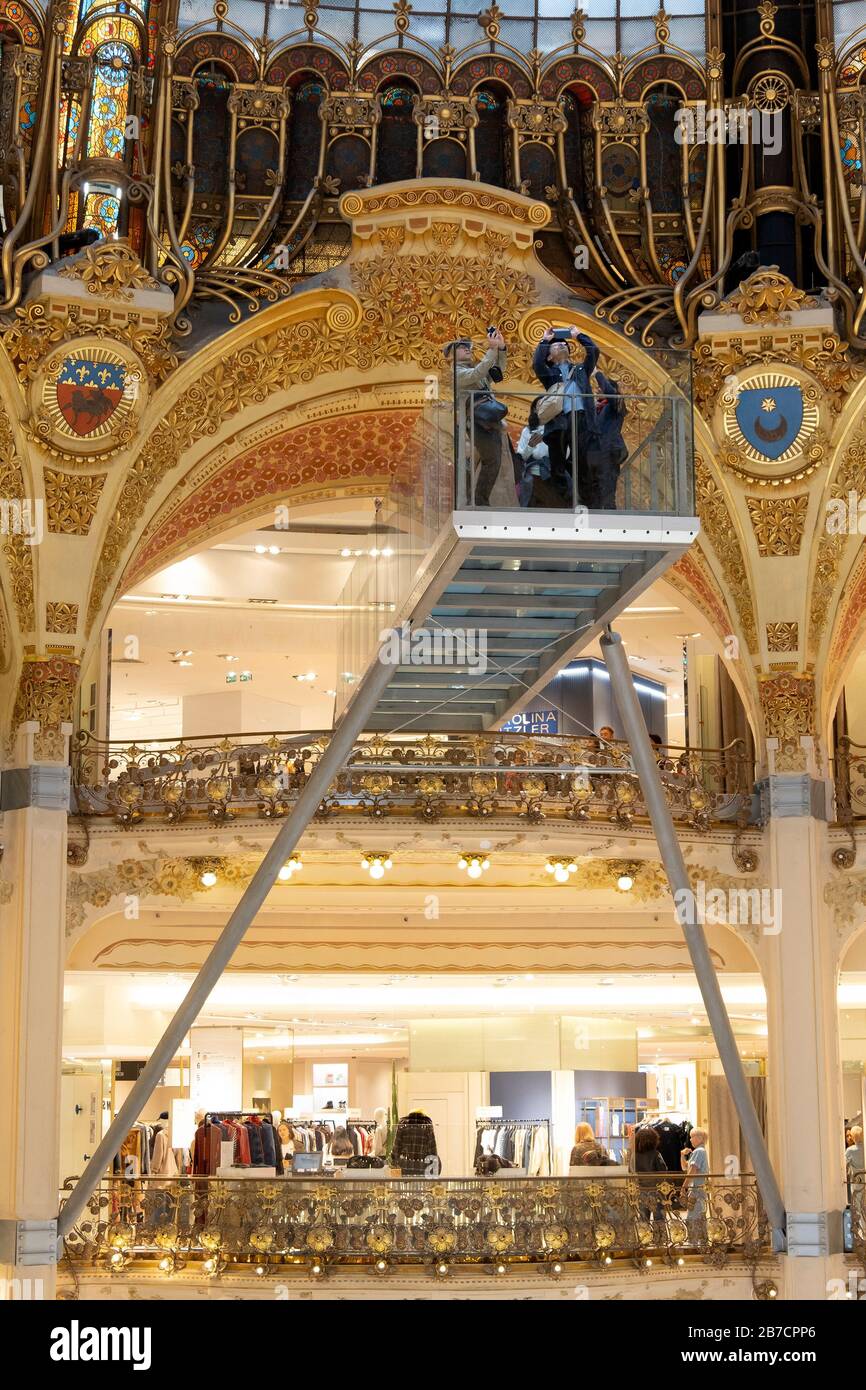 Les touristes prennent des photos sur la promenade des Glasswalk suspendue au-dessus de l'atrium du grand magasin Galeries Lafayette Paris Haussmann à Paris, France, Europe Banque D'Images