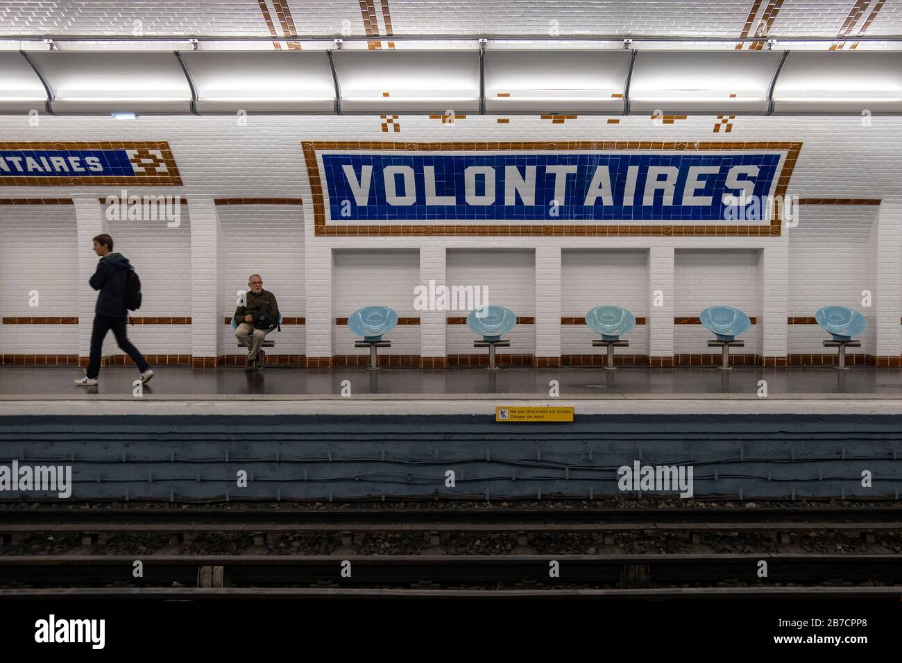 Les gens qui attendent le métro arrivent à la station de métro Volontaires à Paris, France, Europe Banque D'Images