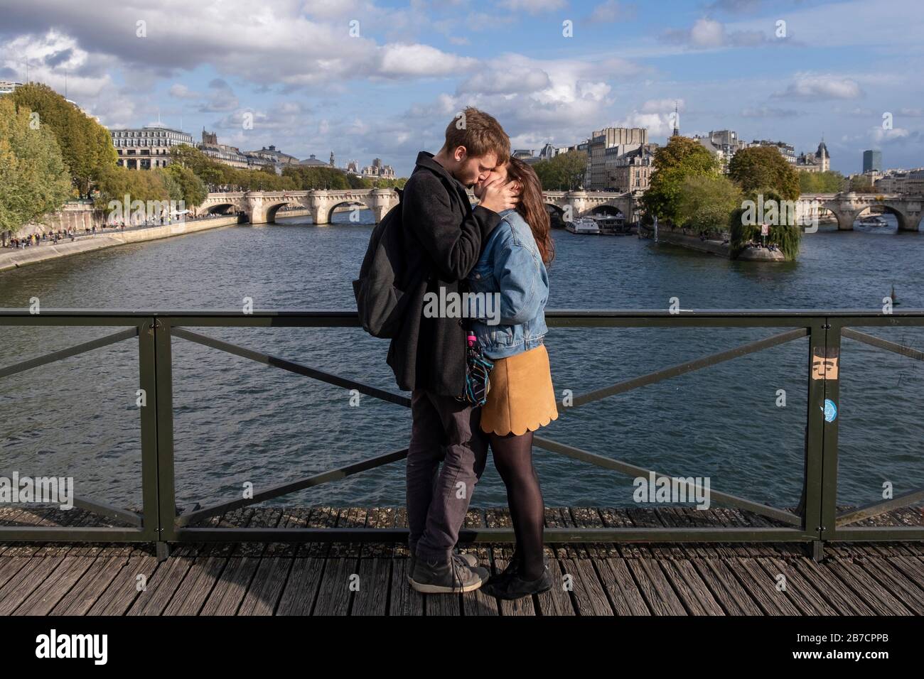 Un jeune couple amoureux s'embrassant passionément sur le pont des amoureux des arts se verrouille à Paris, France, Europe Banque D'Images
