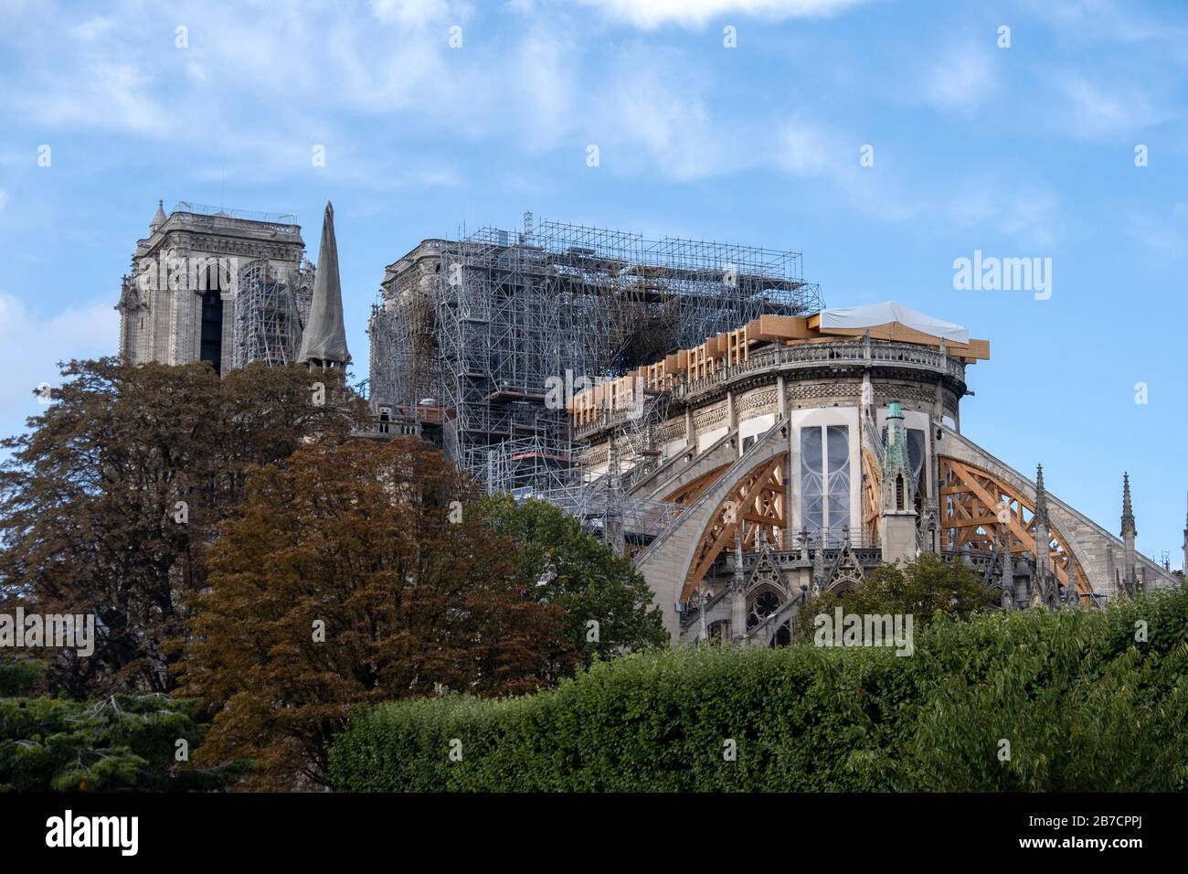 Cathédrale notre Dame lors de la reconstruction après le feu qui l'a presque détruit, Paris, France, Europe Banque D'Images