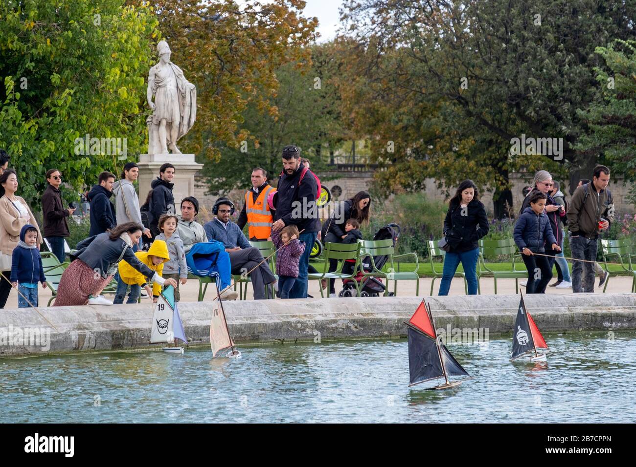 Les enfants naviguent en bateau-jouet dans le jardin des Tuileries, alias les jardins des Tuileries, à Paris, en France, en Europe Banque D'Images