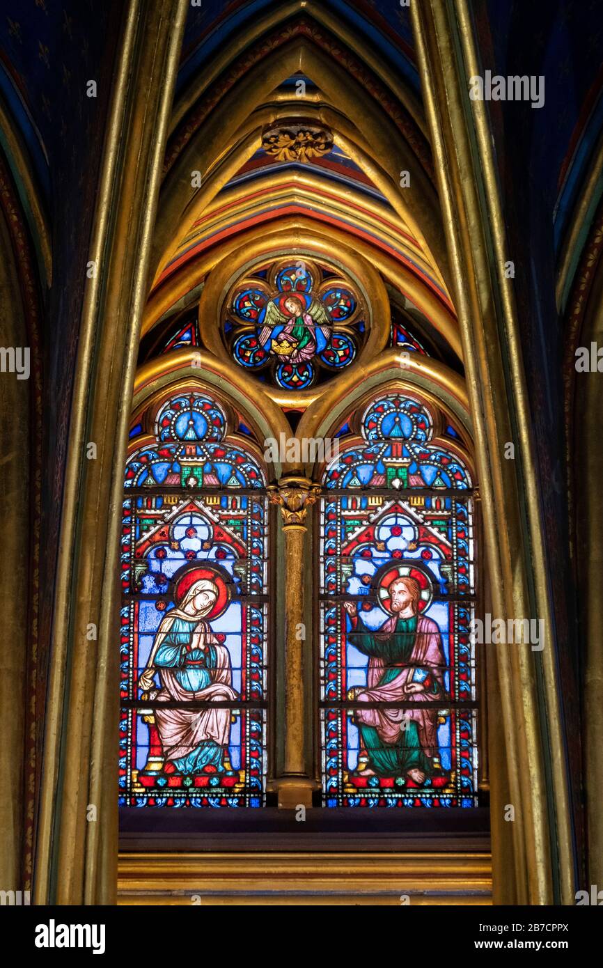 Vitraux colorés à l'intérieur de l'église Sainte-Chapelle de Paris, France, Europe Banque D'Images