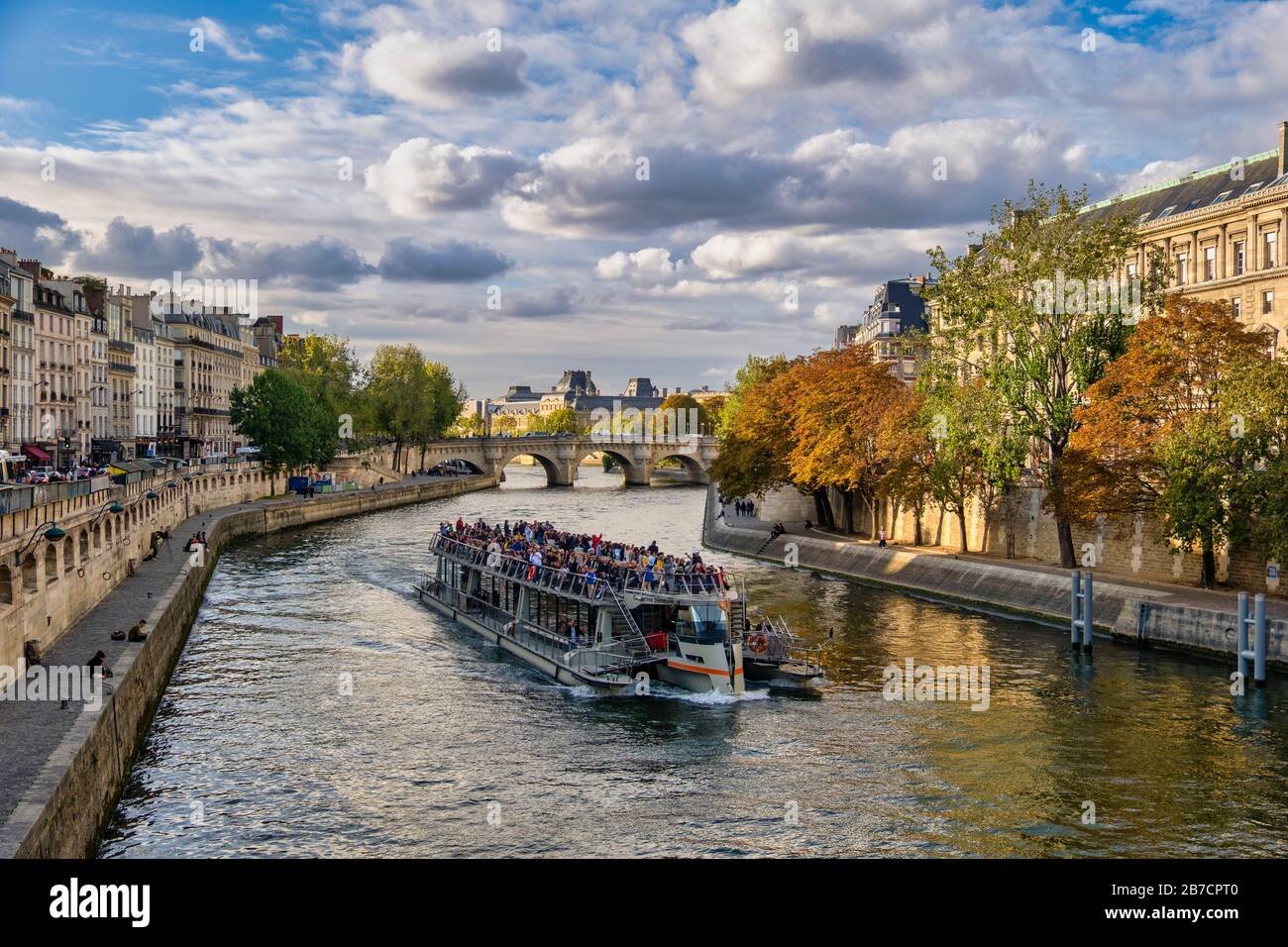 Bateau-bouche bateau traditionnel parisien naviguant sur la Seine à Paris, France, Europe Banque D'Images