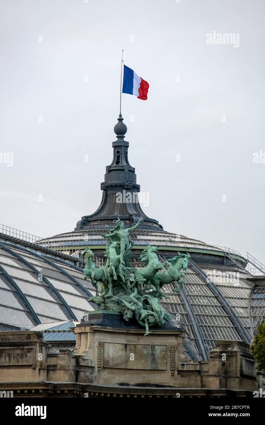 L'Immortalite devancent le temps quadriga statue au sommet du Grand Palais, Paris, France. Banque D'Images