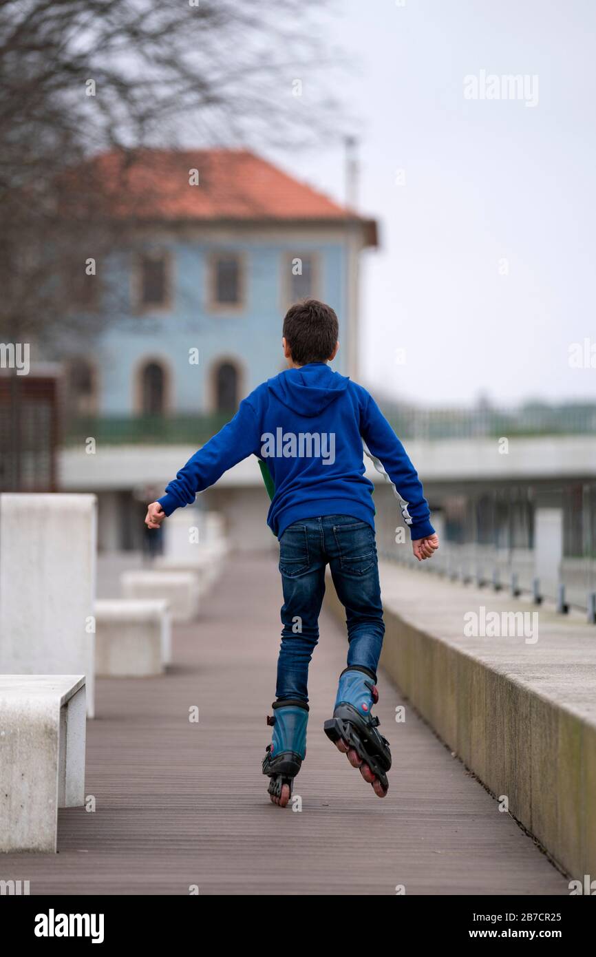 Vue arrière d'un patin à roulettes pour enfants sur le trottoir Banque D'Images