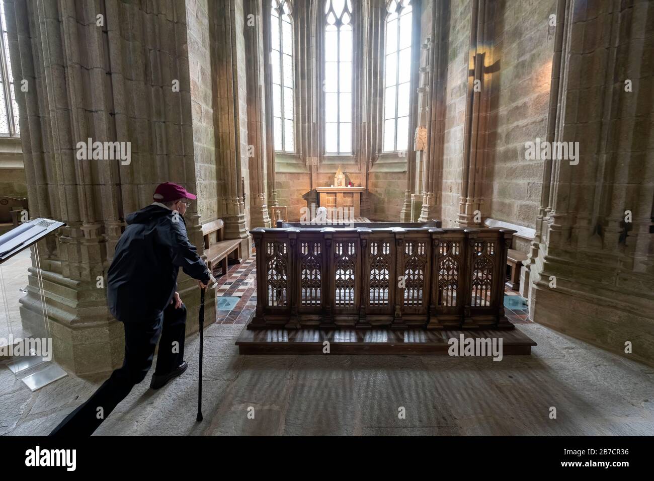 Les religieux âgés s'agenouillent pour prier à l'intérieur de l'abbaye du Mont Saint-Michel, Normandie, France, Europe Banque D'Images