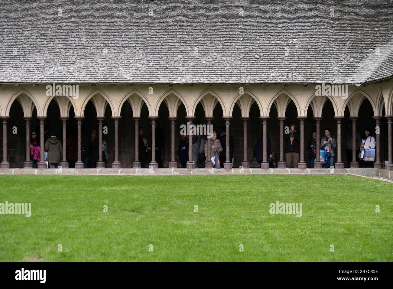 Touristes visitant le cloître de l'abbaye au Mont Saint-Michel, Normandie, France, Europe Banque D'Images