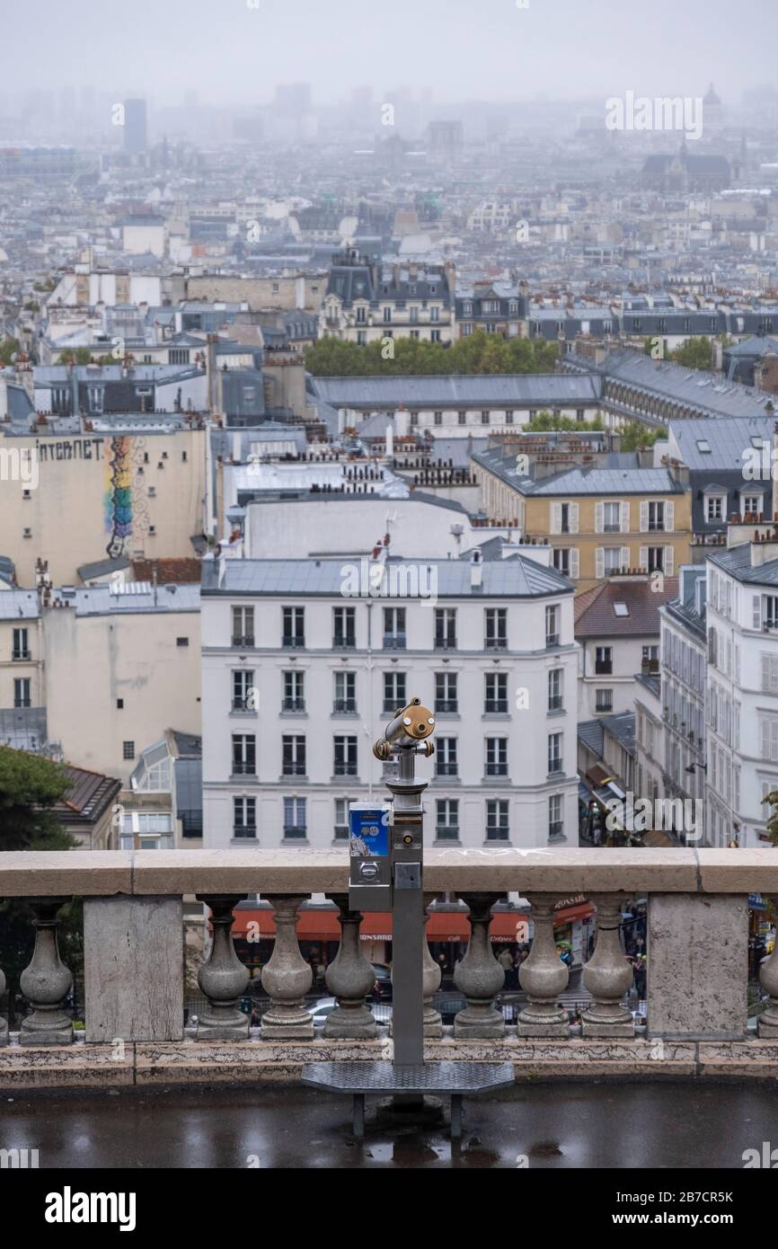 Télescope touristique à pièces surplombant les gratte-ciel de Paris depuis Montmartre à Paris, en France et en Europe Banque D'Images